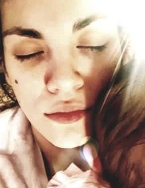 Η κούραση της μητρότητας, η πιο γλυκιά στιγμή.